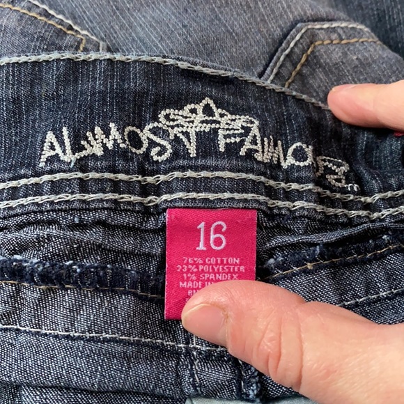 Distressed Capri jeans - Picture 4 of 4